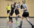Bild: Hubert Ziegler
Spannenden Frauenfußball in der Halle bot der Medi-Fit-Cup in Kümmersbruck. Das Bild zeigt eine Szene aus der Partie zwischen dem 1. FC Schwarzenfeld (graue Trikots) gegen den TSV Theuern I.