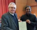 Bild: mfh
Pfarrer Dr. Adaikalam Donald Michael (rechts) erhält die Ernennungsurkunde zum Präses der KAB Herz Jesu aus den Händen von Kreispäses Diakon Dieter Gerstacker (links).