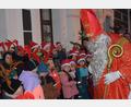 Bild: bö
Zu Fuß kommt der Nikolaus in die kleine Budenstadt vor dem Hohenburger Rathaus zum Weihnachtsmarkt, um die Kindergartenkinder zu beschenken.