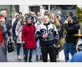 Bild: All Generations / Michael Birkhan/exb
Gezückte Handys und staunende Passanten bringt der zweite Flashmob des Flosser Chores "All Generations" hervor. Im NOC und wie im Bild auf dem Christkindlmarkt singen 30 Sänger ein spontanes Weihnachtsmedley.