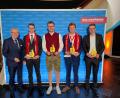 Bild: HWK/Kilger
Handwerkskammer-Hauptgeschäftsführer Jürgen Kilger (links) gratulierte den Bundessiegern der Deutschen Meisterschaft im Handwerk aus Ostbayern (Zweiter bis Fünfter von links): Johannes Gollwitzer, Johannes Häberl, Vinzenz Kellner und Maximilian Simmel.