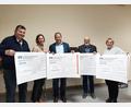 Bild: ise
Vorsitzender Josef Ziegler (links) und seine Stellvertreterin Ulrike Steinhilber (rechts) überreichen Spenden an Lichtblicke, vertreten durch Viola Vogelsang-Reichl (Zweite von links), an das SOS-Kinderdorf, vertreten durch Holger Hassel (Dritter von links), sowie an die Aktion Großfamilien und die Familien-Freizeitstätte Lambach des Kolpingwerks, vertreten durch Diözesanvorsitzenden Martin König (Zweiter von rechts).