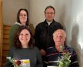 Bild: Kirchenchor Kulmain/exb
Bei Stephanie Vetter und Helmut Kotlar (vorne von links) bedankten sich Chorleiterin Stefanie Wöhrl und Pfarrer Markus Bruckner (hinten von links) für ihre Treue zum Ensemble.