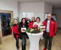 Bild: gz
AWO-Vorsitzender Fritz Möstl übergibt im Beisein von Pflegedienstleiterin Anja Meckl (links) und Tagespflege-Leiterin Eva-Maria Kleber (Mitte) an Petra Brenner (Zweite von rechts) von der Musikschule und Nicole Kleber vom Elternbeirat eine Spende.