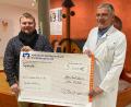 Bild: Kliniken Nordoberpfalz, Michael Reindl/exb
3000 Euro zum 40. Geburtstag – aber nicht für Geburtstagskind Dominik Baschnagel (links), sondern die Kinderklinik um Chefarzt Dr. Fritz Schneble.