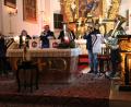 Bild: prh
Beim "Altbayerischen Adventsingen" beeindrucken die Musiker die Zuhörer in dem einmaligen Ambiente der Wallfahrtskirche St. Quirin. Der Erlös kommt der geplanten Innenrenovierung des Gotteshauses zugute.