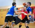 Archivbild: Uschold
Dominik Mösbauer (Mitte, Szene gegen EV Regensburg) am Kreis: Die Oberviechtacher Handballer konnten nur teilweise mit dem TV Erlangen-Bruck mithalten.