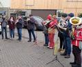 Bild: le
Auch bei Wind und Wetter hält der Flosser Posaunenchor an der Tradition fest. Unter Leitung von Jonathan Bär und David Meierhöfer hatten die Bläserinnen und Bläser des Posaunenchores im Flosser Land mit Advents- und Weihnachtsliedern die Landebevölkerung erfreut.