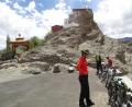 Bild: Walter Liebl/Kunst- und Kulturverein Erbendorf/exb
Radpause unter dem Gompa von Tikse, ein buddhistischer Tempel in Ladakh, unweit der Stadt Leh auf 3600 Meter Höhe.