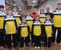 Bild: dob
Das Renn-Team der Skiabteilung des Turnvereins Vohenstrauß präsentiert sich ab dieser Saison in einem neuen Outfit. Trainer Markus Baierl (rechts) freut sich mit den Kindern und Jugendlichen.