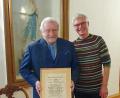 Bild: Rika Pongratz
Ehrenvorsitzender Dr. Ulrich Schmid (links) gehört der Projekthilfe Luppa seit 50 Jahren an und bekam dafür von Ulrich Siebenbürger (rechts) eine Ehrenurkunde.