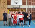 Bild: Michaela Winklmeier/exb
Das Basketball-Team der Lebenshilfe freute sich über die Spende von Round Table 69 Amberg. Den Scheck nahmen Coach Engelbert Ludwig Weidel (Zweiter von links), die erste Mannschaft und Verwaltungsleiterin Michaela Winklmeier (rechts) von Manoel Schmidt (links) sowie Michael Thiel und Daniel Seidel (Dritter und Zweiter von rechts) entgegen.