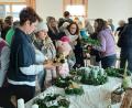 Bild: rgl
Im Luher Pfarrheim geht es beim Adventsbasar des Katholischen Frauenbundes eng zu. Viele Besucher sind gekommen, um sich die Dekorationen für die Adventszeit anzusehen.