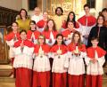 Bild: do
Zehn Mädchen und Jungs werden im Rahmen eines feierlichen Gottesdienstes in den Ministranten-Dienst der Pfarrgemeinde Eschenbach aufgenommen. Per Handschlag begrüßen Stadtpfarrer Johannes Bosco, Gemeindereferent Alfred Kick und die Gruppenleiter sie. Drei Messdiener werden verabschiedet.