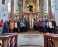 Bild: Pfarrei St. Konrad/exb
Das Foto zeigt die Teilnehmer mit Pfarrer Michael Jakob in der Wallfahrtskirche Hellring-St. Ottilia.