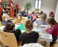 Bild: exb/Sabine Liewald
Nach der Geschichte basteln die Kinder gemeinsam Windlichter.