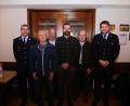 Bild: egl
Die Gemeinde Kümmersbruck ehrt verdiente Führungskräfte der Feuerwehr Theuern (von links): Zweiter Kommandant Matthias Wiendl, Richard Schwarz, Bürgermeister Roland Strehl, Markus Götz, Dritter Bürgermeister Hubert Blödt und Zweiter Vorsitzender Sebastian Schieder.