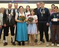 Bild: wec
Die neuen Würdenträger der Burgschützen Ebermannsdorf (hinten , von links): Zweites Burgfräulein Johanna Schill, Erster Ritter und Bürgermeister Erich Meidinger, Erstes Burgfräulein Nathalie Kryschak, Zweiter Ritter Thomas Kryschak und Zweiter Jugendritter Lukas Weigert; vorn (von links): König Mathias Scheeler, Liesl Ruth Kryschak, Jugendliesl Johanna Müller, Jugendkönig Felix Scheeler und Erster Jugendritter Leo Auer.