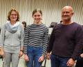 Bild: Förderverein Bergknappenkapelle
Fördervereinsvorsitzende Alexandra Ottmann (links) gratulierte der neuen Jugendvertreterin Lena Eckl zusammen mit Stadtkapellmeister Stefan Frank.