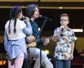 Bild: Sat.1/Richard Hübner
Veronika, Moritz und Xaver (von links) stehen am Ostersamstag bei The Voice Kids auf der Bühne. Die Aufzeichnung beginnt um 20.15 Uhr auf Sat.1.