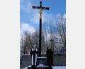 Bild: le
Am Ewigkeitssonntag gehört neben dem Gottesdienst der Friedhofgang zum Besuch der Gräber für die Verstorbenen im letzten Kirchenjahr. Am großen Friedhofskreuz in Floß betet Pfarrer Wilfried Römischer für die Verstorbenen. Der Posaunenchor unter Leitung von Tanja Riedel übernahm die musikalische Gestaltung.
