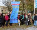 Bild: Prechtl/LAA Schwandorf/exb
Landrat Thomas Ebeling und Kooperationsbeteiligte hissen am Landratsamt die Flagge zum Gedenktag „Nein zu Gewalt an Frauen“.