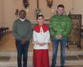 Bild: Rosemarie Ernst/exb
Phil Stadlbauer (Mitte) ist neu im Kreis der Ministranten in Steinmühle, verabschiedet wurde dagegen Maximilian Köstler. Links im Bild Pfarrvikar Luke Eze.
