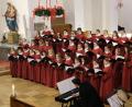 Bild: mab
Ein Hörgenuss und eine Augenweide zugleich: Der farbenfroh und adventlich angepasste Mädchenchor der Regensburger Domspatzen.