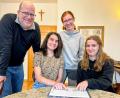 Bild: Peter Ringeisen
Die ungarischen Schülerinnen und ihre Gastgeber: Mária Pandula (sitzend, rechts) und Studienrat Hendrik Rosenboem, Zselyke Bíró (sitzend, links) und Franziska Grädler.