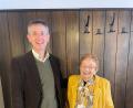 Bild: Nina Forster/exb
Bürgermeister Albert Geitner gratuliert Ursula Frenzel zum 90. Geburtstag.