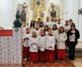 Bild: gz
Pfarrer Erwin Bauer begrüßt mit Kirchenrätin Nicola Hummer und Pfarrgemeinderätin Manuela Klug die neuen Ministranten mit den Mini-T-Shirts und dankte den Oberminis mit Geschenken.