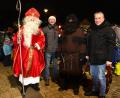 Bild: chl
Mit kleinen Geschenken für die Kinder kam der Nikolaus samt Krampus zum Dorfadvent nach Traßlberg. Beim Austeilen helfen der Vorsitzende des Arbeitskreises Dorfleben und Kultur, Dietmar Auers, und Bürgermeister Herrmann Böhm (rechts) mit.
