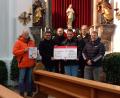 Bild: Maria Gleißner
Die Kolpings-Nikoläuse Oliver Völkl, Armin Aichinger, Reiner Hetz (von links), Martin Schmidberger und Wolfgang Huber (von rechts) überreichen an Oberministrant Alexander Schmid (Dritter von rechts) einen Spendencheck in Höhe von 600 Euro für die Rom-Wallfahrt 2024.