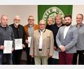 Bild: bgm
Bürgermeister Sebastian Dippold und OWV-Vorsitzender Rudolf Bäumler ehren langjährige Mitglieder für ihre Treue zum Verein.