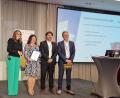 Bild: PAD Gloger/exb
Angelika Hirmer (Zweite von links) und Christian Reisinger (Zweiter von rechts) nehmen für die Naabtal-Realschule Nabburg den eTwinning-Spezialpreis für Innovation und Bildung in Berlin entgegen.