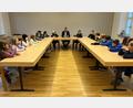 Bild: Grundschule Teunz/exb
Auf den Plätzen der Gemeinderäte nehmen die Grundschüler Platz und stellen Bürgermeister Norbert Eckl ihre Fragen.