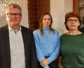 Bild: mfh
Für die Gebietsverkehrswacht Sulzbach-Rosenberg gibt es eine neue Ansprechpartnerin im Landratsamt: Bürgermeister Michael Göth (links) und Geschäftsführerin Rosalia Wendl (rechts) mit Verena Hiltel von der Unteren Straßenverkehrsbehörde.