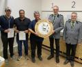 Bild: jma
Der neue Schützenkönig in Auerbach, Bernhard Gradl (Mitte), bekommt von Schützenmeister Michael Brütting die Siegerscheibe überreicht.