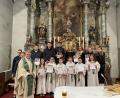 Bild: wmi
Pater Adrian Kugler (links) und die Oberministranten bedauern den Abschied langjähriger Messdiener und freuen sich umso mehr über die sechs „Neuzugänge“.
