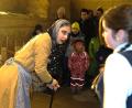 Bild: Hirsch
Die Hexe hat Hänsel eingesperrt (links) und Gretel (rechts) zur Arbeit verpflichtet. Am Ende erwartet die Zuschauer des Szenenspiels eine Überraschung.