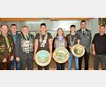 Bild: ker
Gauschützenmeister Werner Wendl, Ritter Heinz Siegert, Schützenmeister und Gaukönig Werner Grünthaler, Bruderbundkönig Matti Hagerer, Schützenliesl Eva-Marie Kolb, Jugendkönig Leonard Pleier, Ritter Eric Pilhofer und Zweiter Bürgermeister Christian Pilhofer (von links).