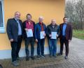 Bild: Imkerverein Eschenbach
Vorsitzender Reinhold Gietl (von links) zeichnet Robert Uhr und Oswald Schedl für 40 Jahre Mitgliedschaft, Manfred Bauriedl für 25 Jahre aus. Bürgermeister Marcus Gradl freut sich über die Aktivitäten der Imker.