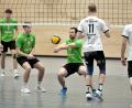 Bild: Hubert Ziegler
Lukas Schröder (Mitte) vom VC Amberg kann mit diesem Bagger den Ball für seine Mannschaft im Spiel halten, beobachtet von seinem Mannschaftskameraden Christoph Phieler (links daneben) und Johannes Helm (links hinten).
