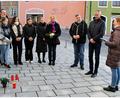 Bild: Naabtal Realschule/exb
Die Schülersprecherinnen der Naabtal-Realschule Nabburg besuchen die Stolpersteine in Nabburg.