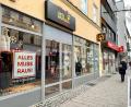 Bild: srm
Bald ist die Jack-Wolfskin-Filiale in der Weidener Max-Reger-Straße Geschichte. Ob die 110 Quadratmeter große Ladenfläche direkt neu besetzt werden kann, ist fraglich. Es wird der derzeit achte Leerstand in dieser Straße sein.