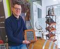 Bild: fpoz
Mathias Gerstner präsentiert in seinem Feinkostgeschäft den neuen MAK-Whisky - nummeriert und limitiert auf 180 Flaschen.