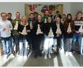 Bild: Berufliches Schulzentrum Sulzbach-Rosenberg/exb
Für den Adventskalender "24 gute Taten" engagieren sich (von links) die Lehrkräfte Thomas Feyrer, Simon Hambeck, Patrick Beck, stellvertretende Schulleiterin Doris Ernsberger sowie Schülerinnen und Schülern der 12. Klasse Kaufleute im E-Commerce am Beruflichen Schulzentrum Sulzbach-Rosenberg.