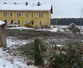 Bild: Houschka
Auf einem Grundstück vor dem Freihölser Bahnhof sind Bäume und wild wachsendes Gestrüpp gerodet worden. Die Fläche wird im kommenden Jahr zu einem Kinderspielplatz umgestaltet. Verbunden damit ist jetzt die Frage: Findet sich endlich jemand, der das seit vielen Jahren marode Bahnhofsgebäude saniert?
