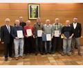 Bild: Renate Zupfer-Vilas/exb
Der ASV Neustadt ehrt Manfred Hubatschek (Zweiter von links), Georg Geyer, Karl-Heinz Hausner, Herbert Striegl, Gerhard Bauer und Werner Schmid (Vierter bis Achter von links) für langjährige Mitgliedschaft. Vorsitzender Juan Vilas (links), Dritter Bürgermeister Heribert Schubert (Dritter von links) und zweiter Vorsitzender Michael Vogl (rechts) gratulieren.