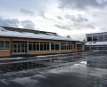 Bild: jr
In die Grundschule Bad Neualbenreuth (Bild) soll das Kinderhaus „Tillenzwerge“ integriert werden. Derzeit laufen Abstimmungsgespräche und die Planungen. Rechts die Schulturnhalle, die vor einiger Zeit saniert wurde.